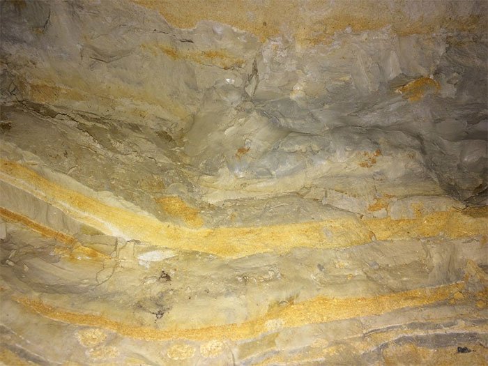 Các lớp trầm tích trong hang động Geulhemmerberg