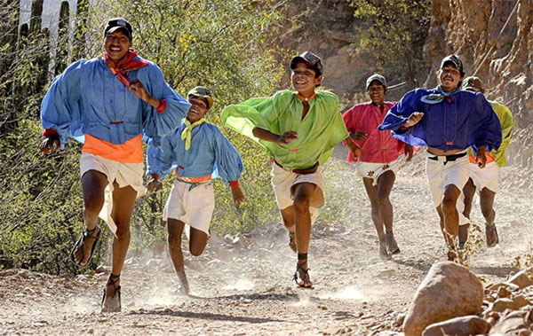 Người Tarahumara chạy bộ như niềm vui trên đôi giày bằng vỏ cao su.