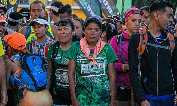 Cô gái Tarahumara  giành giải nhất cuộc chạy marathon mà không cần một thiết bị thể thao hỗ trợ nào.