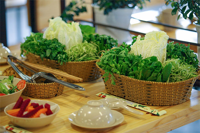 Trong bữa lẩu, bạn có thể ăn sống hoặc nhúng rau để ăn.