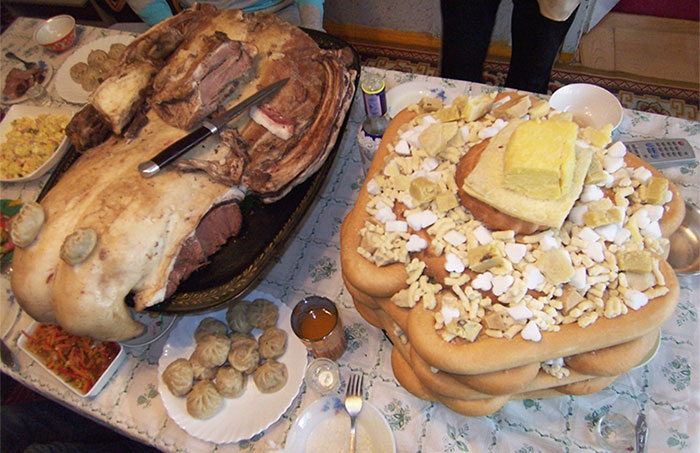 2 món chính bao gồm bánh kẹo và cừu luộc nguyên con béo ngậy sẽ được bày ra để tiếp đón những vị khách.
