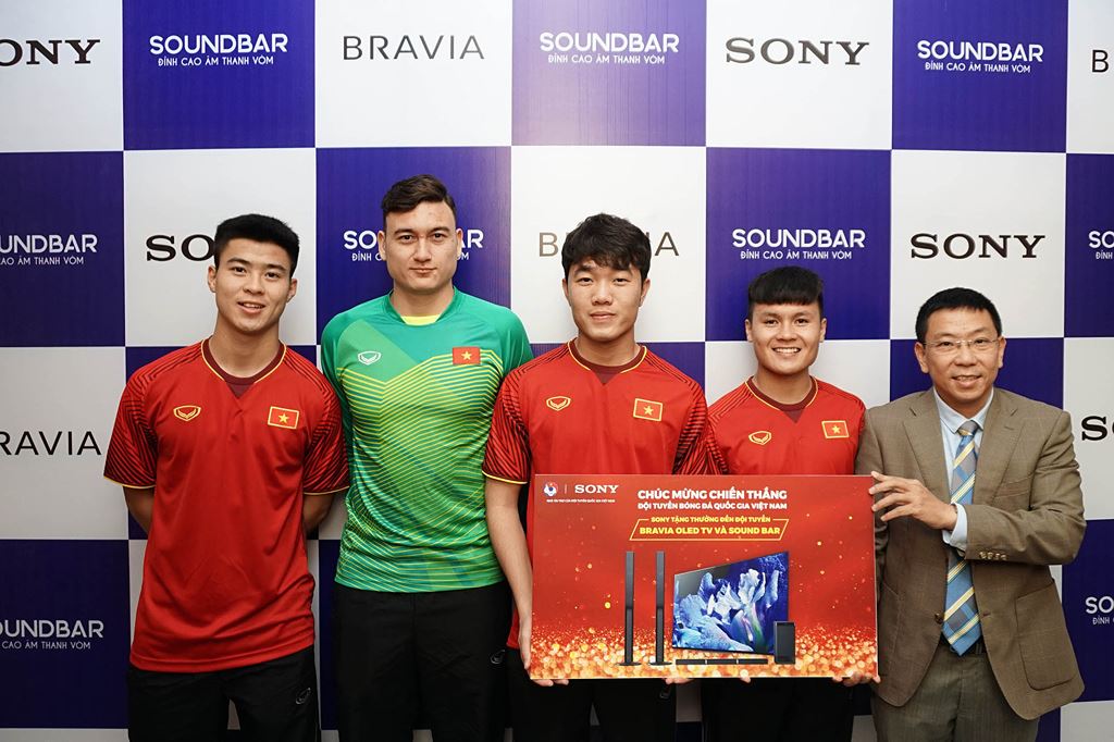 Cổ vũ tuyển Việt Nam tại Asiad Cup 2019, Sony tặng OLED TV 55A8F  ảnh 1
