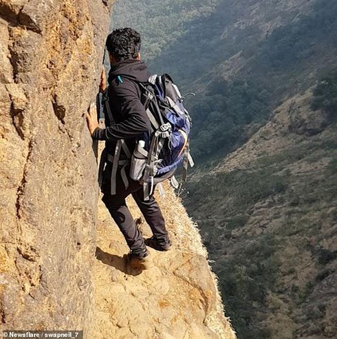 Khalid Mulla đi bộ trên đường mòn tại vách núi cao 1.200 mét, Ấn Độ.