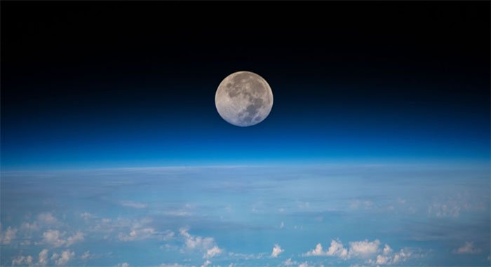 Mặt Trăng chụp từ Trạm Không gian Quốc tế .