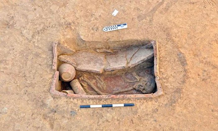 Nhiều hiện vật bằng gốm được tìm thấy tại khu chôn cất.
