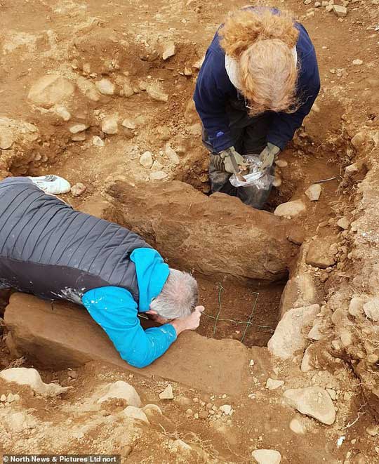 Đặt ống nước, vô tình mở cửa mộ cổ 4.000 năm