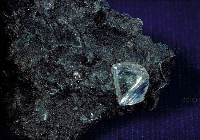 Một ví dụ về kimberlite (ảnh), một loại đá núi lửa có chứa kim cương.