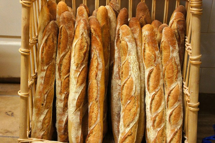 Bánh mì dài (baguette), một đặc trưng của Pháp.