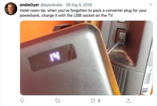 Nếu không tìm thấy lỗ cắm sạc phù hợp trên tường khách sạn, hãy thử khám phá những cổng USB khác trên chính chiếc TV
