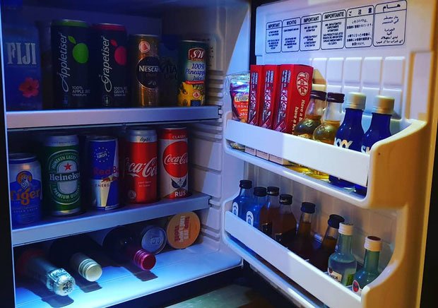 Nếu lo sợ tốn kém, bạn có thể tự mua thêm nước uống bên ngoài và bỏ vào tủ lạnh