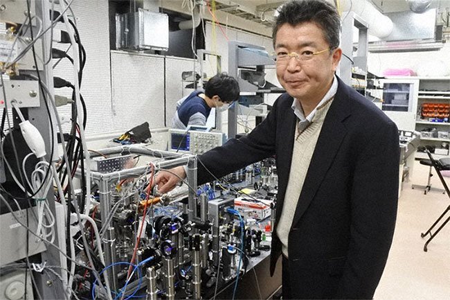 Giáo sư Hidetoshi Katori của Đại học Tokyo bên chiếc đồng hồ nguyên tử siêu chính xác.