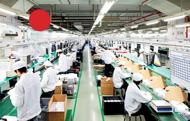 Nhà máy của Foxconn tại Thành phố Công nghiệp Long Hoa, Thẩm Quyến, Trung Quốc, nơi đang sử dụng hơn 1 triệu lao động, cung cấp hàng chục triệu chiếc iPhone theo đơn đặt hàng của Apple. Ảnh: The Observer.  