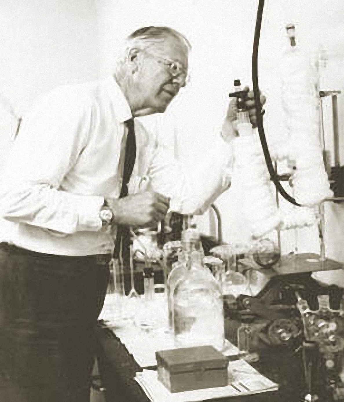 Samuel Kistler sáng tạo vật liệu rắn siêu nhẹ aerogel