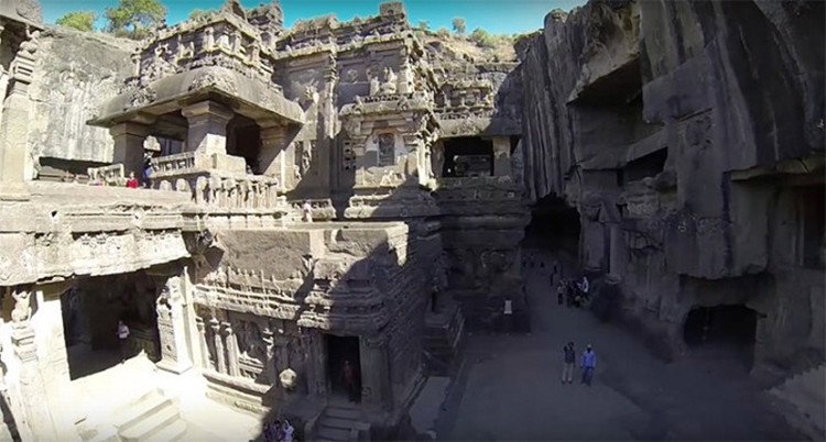 Người Ấn Độ thường gọi nó là đền Kailash.