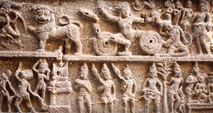 Hai bên khu đền chính là dãy cột cao 30m, trên đó khắc hình của rất nhiều vị thần. 