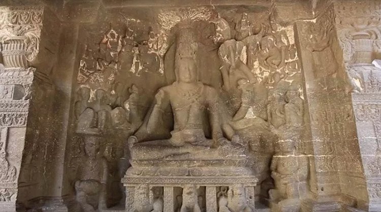 Các vị thần được chạm khắc bên trái lối vào được cho là tín đồ của thần Shiva. 