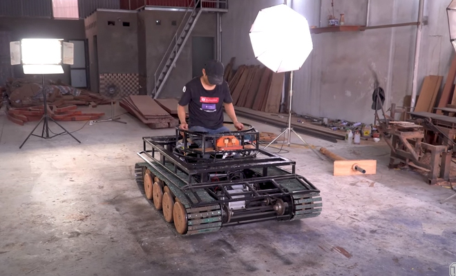 Chưa thỏa mãn với dàn siêu xe, ông bố trẻ ở Bắc Ninh chế tạo chiếc xe tăng bằng gỗ thứ 2 để tặng con trai
