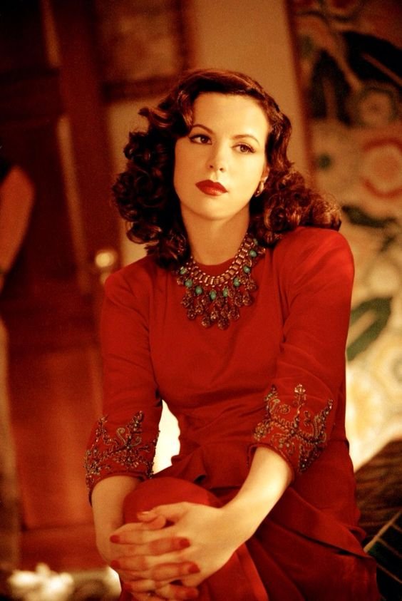 Những mỹ nhân thông minh bậc nhất Hollywood: Người IQ 154, người tốt nghiệp song bằng Oxford nhưng ấn tượng hơn là học vấn công chúa Anne Hathaway - Ảnh 2. Những mỹ nhân thông minh bậc nhất Hollywood: Người IQ 154, người tốt nghiệp song bằng Oxford nhưng ấn tượng hơn là học vấn công chúa Anne Hathaway - Ảnh 2.