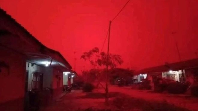 Bầu trời màu đỏ ở tỉnh Jambi, Indonesia.