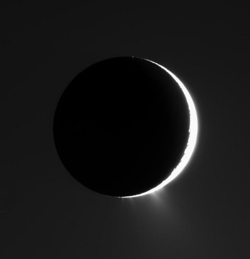 Phat hien cac chat gay kinh ngac tren mat trang Enceladus