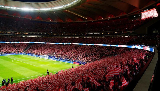 Ánh sáng thể hiện màu cờ sắc áo trên sân Wanda Metropolitano của CLB Atlético de Madrid.