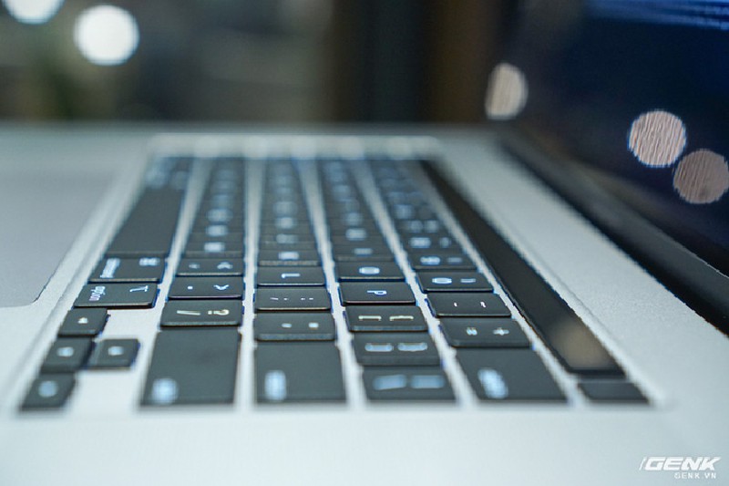 Tren tay MacBook Pro 16inch vien man hinh mong-Hinh-8
