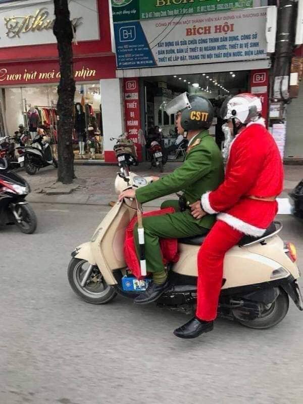Loạt ảnh Giáng sinh hài hước: Ông già Noel gặp rắc rối trên đường phát quà