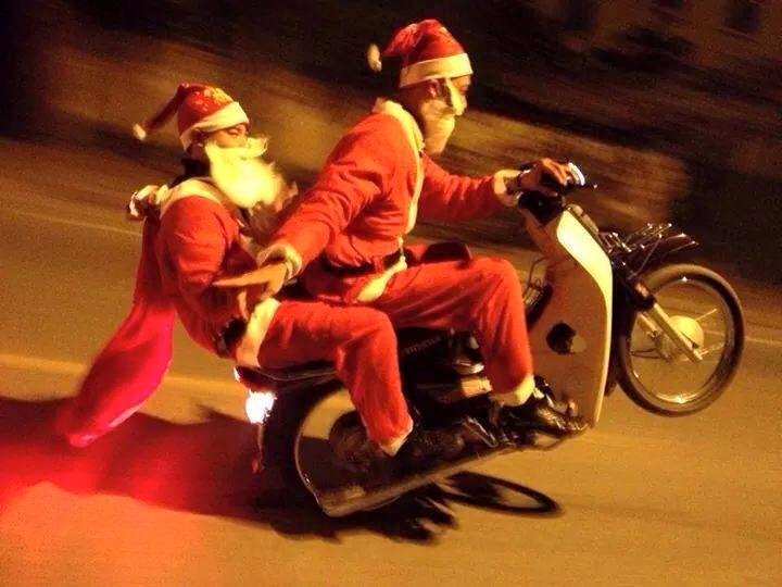 Loạt ảnh Giáng sinh hài hước: Ông già Noel gặp rắc rối trên đường phát quà