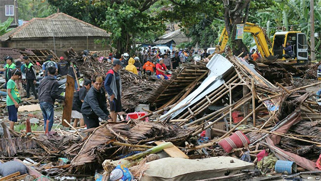 Hình ảnh đổ nát sau khi sóng thần ập vào Indonesia hôm 22/12.