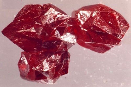 Hạc đỉnh hồng thực chất là hồng thạch tín, khoáng vật của Asen.