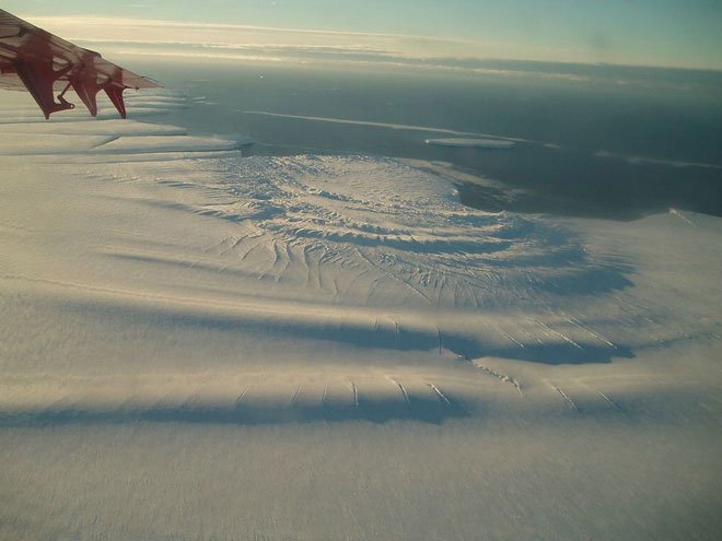 Băng nhăn được hình thành khi băng chảy qua các khu vực núi đá.