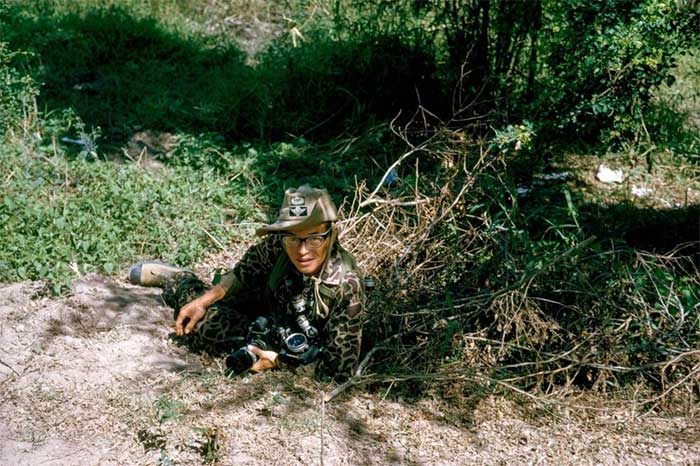 Dickey Chapelle đang tác nghiệp giữa cao điểm của trận chiến tại Việt Nam