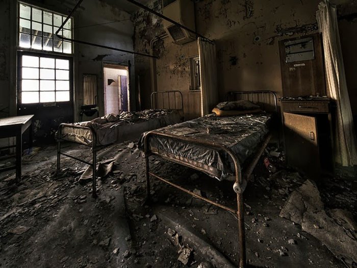 Nhiều giường bệnh lẫn các trang thiết bị y tế bị bỏ lại, nằm lăn lóc, rải rác khắp nơi và bị hủy hoại theo năm tháng khiến nơi đây trở nên đáng sợ 