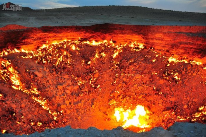 Cổng địa ngục là một hố gas tự nhiên có đường kính khoảng 99m, bốc cháy dữ dội suốt 40 năm qua.