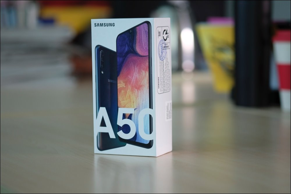 Mở hộp Samsung Galaxy A50 tại Việt Nam, cảm biến vân tay trong màn hình, 3 camera sau, giá từ 6,99 triệu