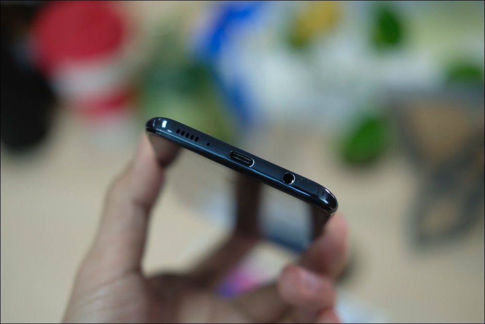 Mở hộp Samsung Galaxy A50 tại Việt Nam, cảm biến vân tay trong màn hình, 3 camera sau, giá từ 6,99 triệu