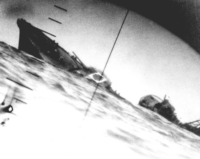 Tàu khu trục của Nhật bị ngư lôi Mỹ bắn chìm vào tháng 6 - 1942. 