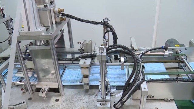 Các công đoạn để sản xuất ra 1 chiếc khẩu trang y tế được thực hiện chủ yếu bằng hệ thống máy móc