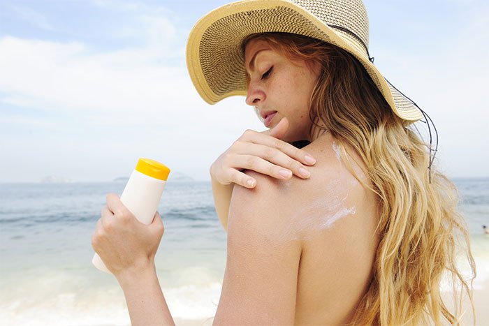 Khi da bị cháy nắng, bạn nên hoa các loại sữa dưỡng thể hoặc kem dưỡng ẩm làm dịu da.