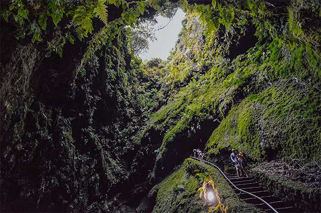 Algar do Carvão là hang núi lửa hiếm hoi du khách có thể xuống tham quan.