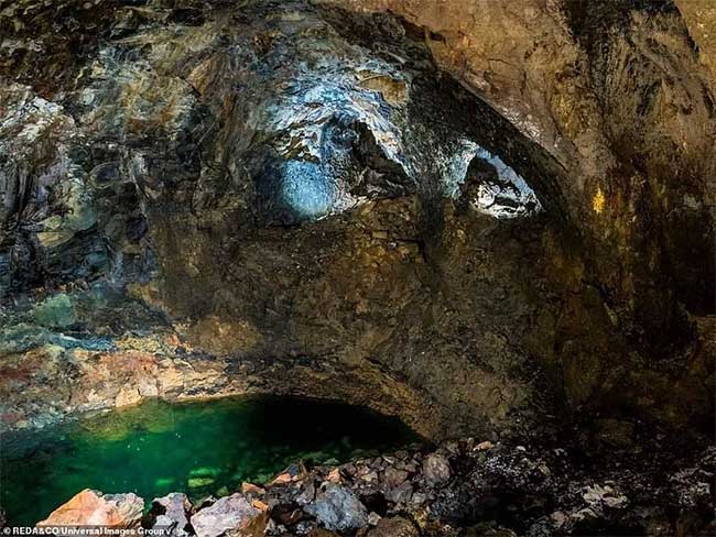 Hồ nước ngầm xanh như ngọc dưới đáy hang Algar do Carvão.