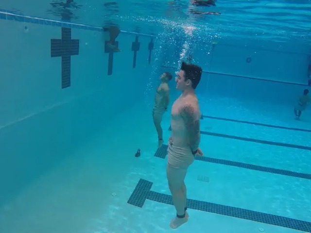 Bên trong khóa học khắc nghiệt chuyên đào tạo thợ lặn chiến đấu của quân đội Mỹ, người tốt nghiệp không khác gì Aquaman - Ảnh 4.