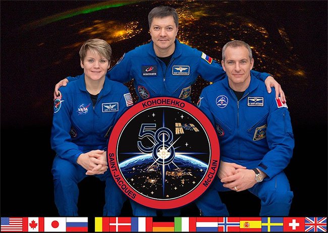 Phi hành gia NASA Anne McClain, chỉ huy người Nga Oleg Kononenko và kỹ sư máy bay người Canada David Saint-Jacques.
