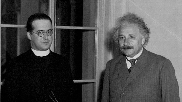 Georges Lemaitre (trái) và Albert Einstein.