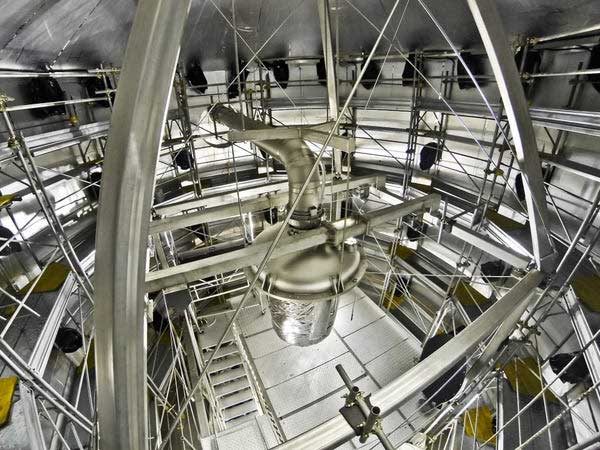 Bộ phận làm lạnh được treo hệ thống trụ đỡ trong thùng chứa của thí nghiệm Xenon1T.