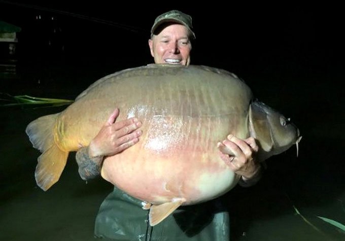 Martin Davidson chụp ảnh với con cá lớn.