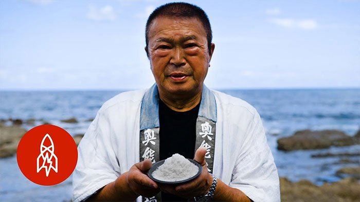 Ông Ryoichi Toya đã gắn bó với nghề làm muối này được 23 năm.
