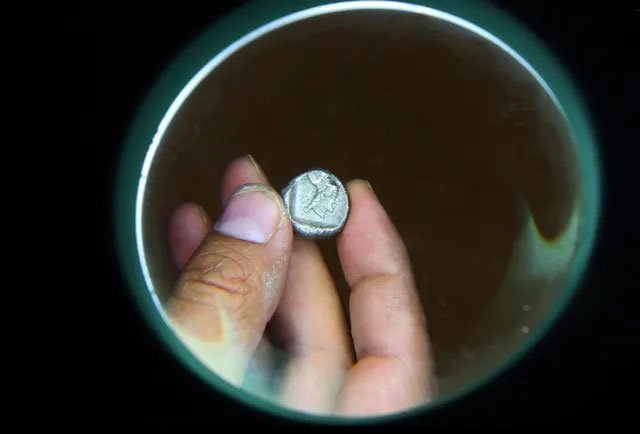 Một trong số những đồng xu bạc cổ được phát hiện, với tên gọi là Late Archaic.