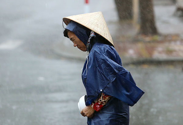 Bão Usagi áp sát Vũng Tàu, mưa lớn