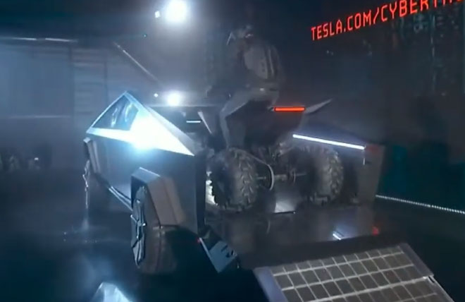 Người dùng lái 1 chiếc ATV lên thùng xe của Cybertruck và sạc ngay tại đó.